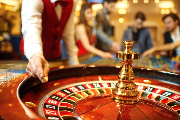Live dealer spinning American Roulette wheel