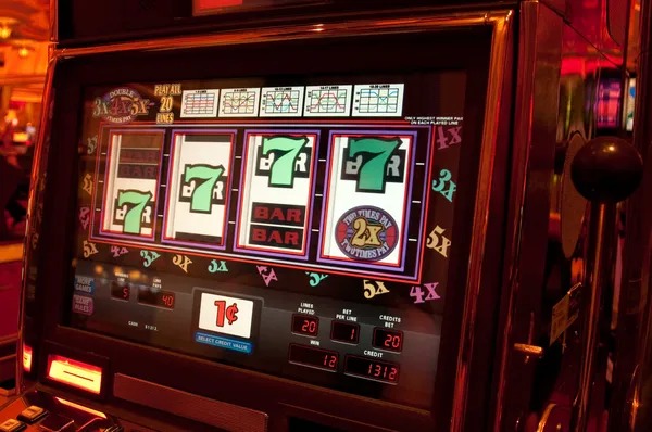 Live baccarat dealer at siapjitu table